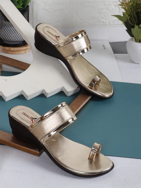 Embellished_Angutha_Wedge_Heels_(Gold)