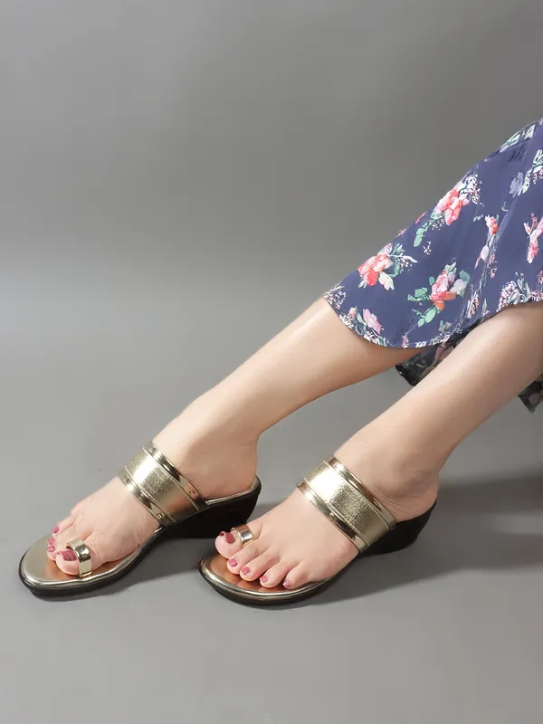 Embellished_Angutha_Wedge_Heels_(Gold)