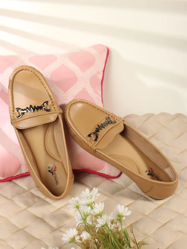 Soft_Casual_Buckle_Loafers_(Beige)