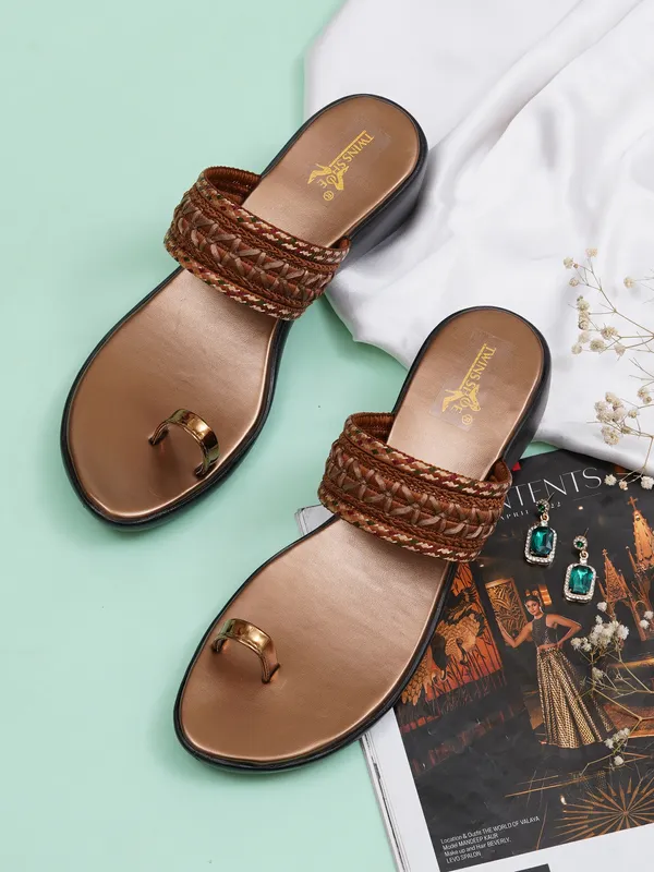 Embellished_Ethnic_Angutha_Wedge_Heels_(Antique)