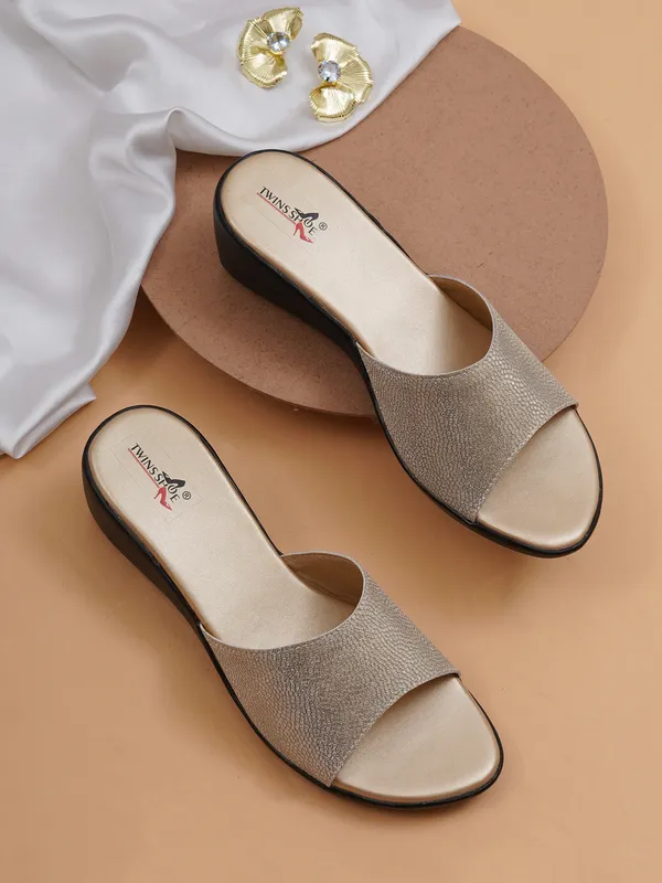 Shining_Strap_Wedge_Heels_(Gold)