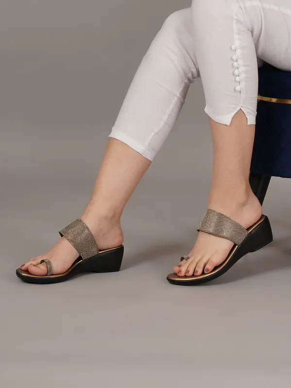 Print_Strap_Angutha_Wedge_Heels_(Antique)