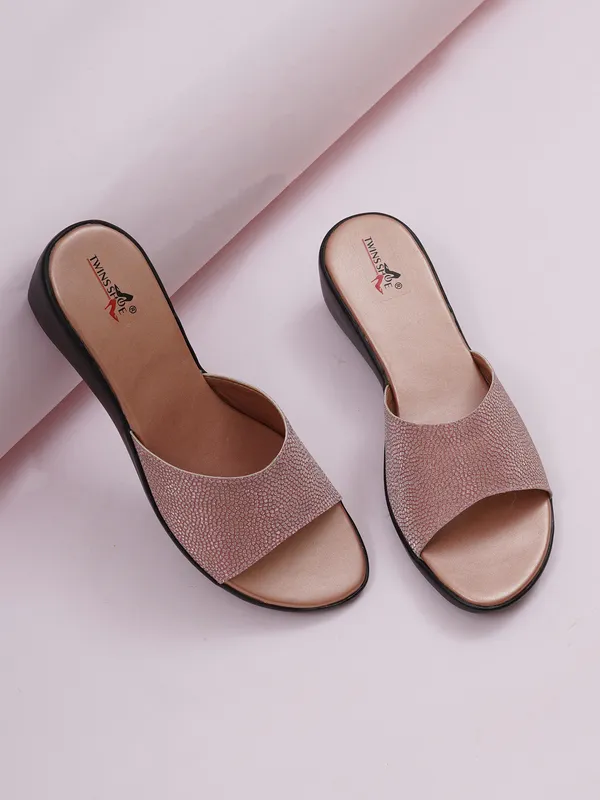 Shining_Strap_Wedge_Heels_(Sultan)