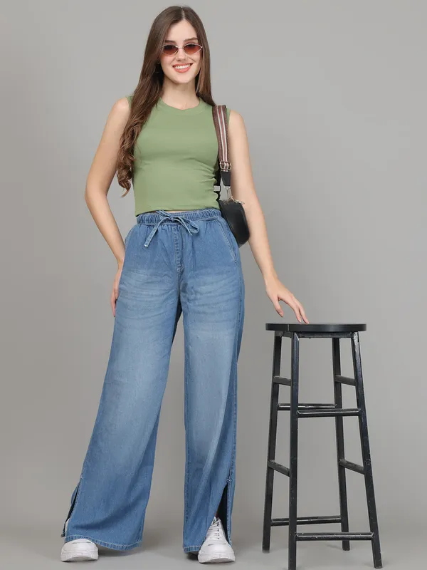 Green_Crop_Tops_Having_sleeveless,_Cotton_Fabric,_Slip_on_closure_and_Round_Neck