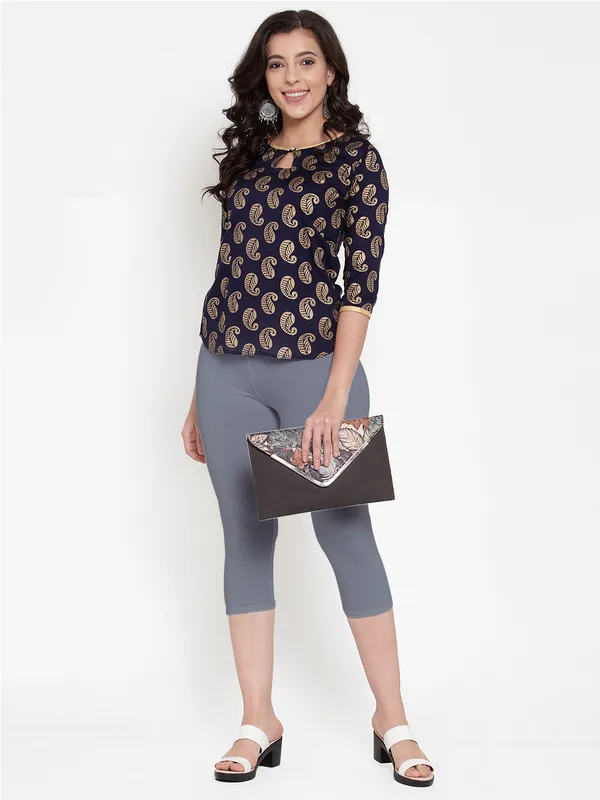 Grey_Cotton_Lycra_Capri_For_Women