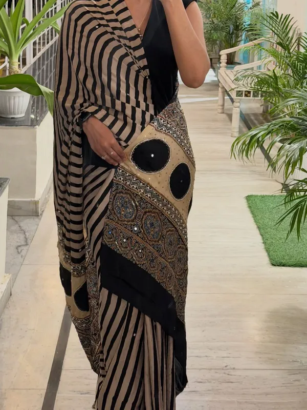 Off-White_Ajarakh_Print_Mirror_Embroidered_Saree