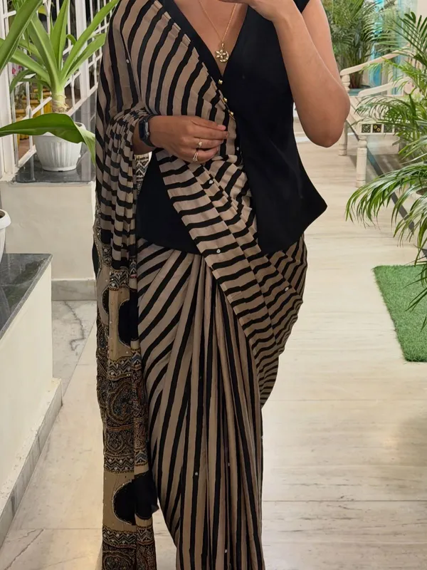 Off-White_Ajarakh_Print_Mirror_Embroidered_Saree