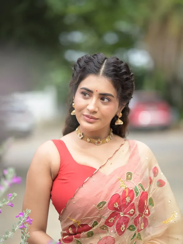Cream_Floral_Hand_Embroidered_Saree