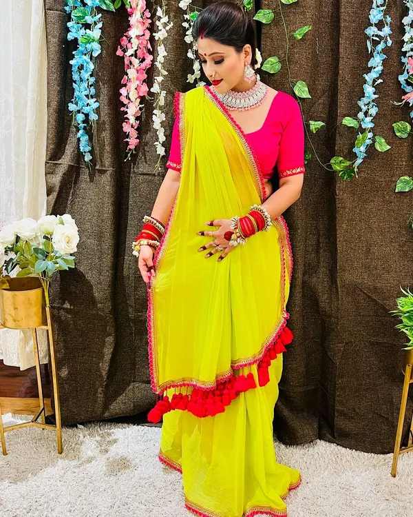 Parrot_Green_Smooth_Georgette_Embroidered_Saree