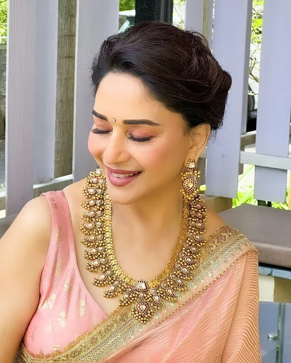 Peach_dual-tone_Crush_Silk_Embroidered_Saree