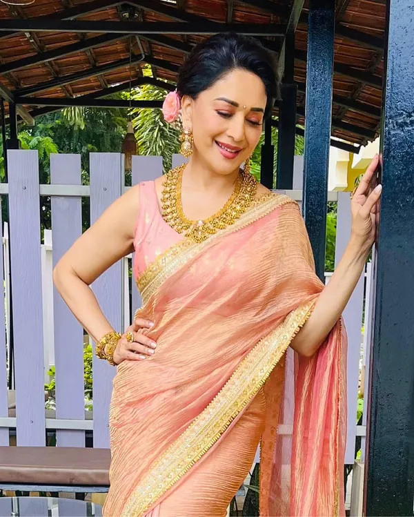 Peach_dual-tone_Crush_Silk_Embroidered_Saree