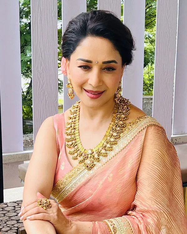 Peach_dual-tone_Crush_Silk_Embroidered_Saree