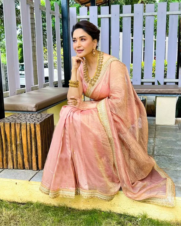 Peach_dual-tone_Crush_Silk_Embroidered_Saree