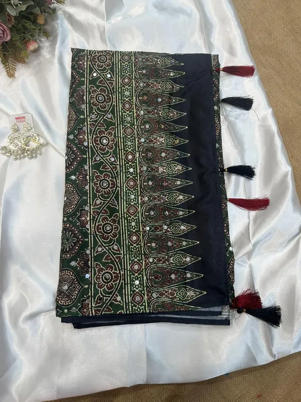 Mehendi_Ajarakh_Print_Mirror_Work_Saree