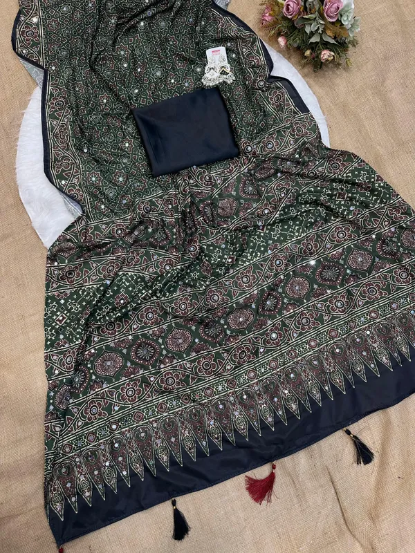 Mehendi_Ajarakh_Print_Mirror_Work_Saree