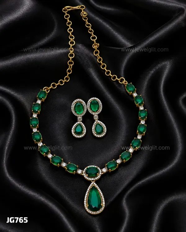 Luxury_Emerald_Teardrop_Necklace_&_Earrings_Set