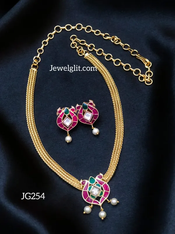 Elegent_Kemp_Stone_Peacock_Choker_With_Earring.