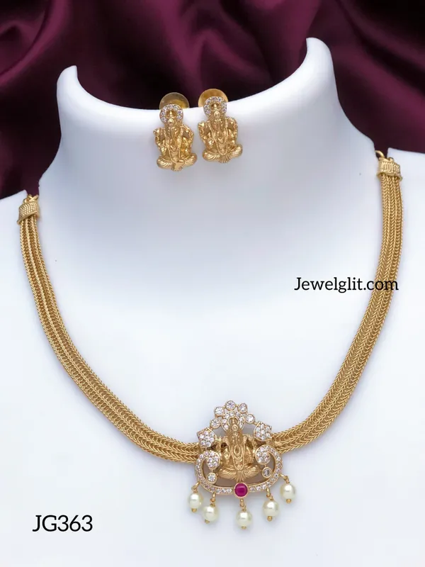 Pretty_Vinagar_Necklace_With_Earring.