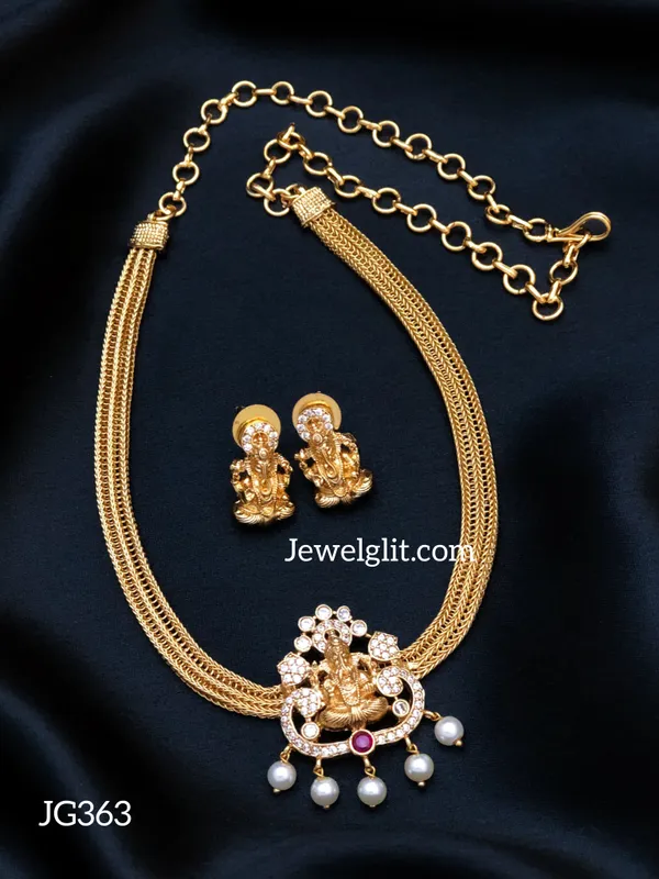 Pretty_Vinagar_Necklace_With_Earring.