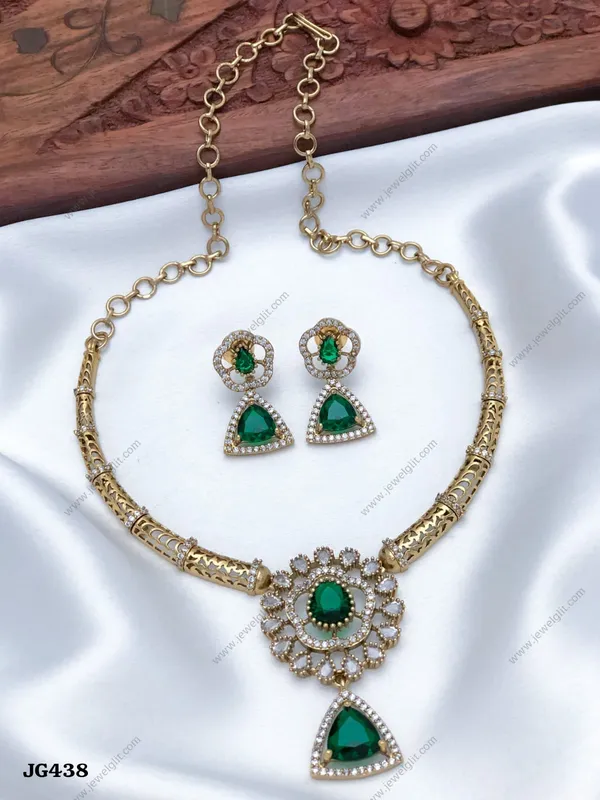 SPARKLING_AD_STONE_NECKLACE__DARK_GREEN