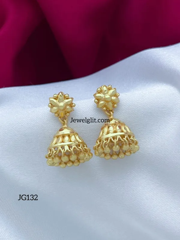 Traditional_Gold_Look_Jhumka.