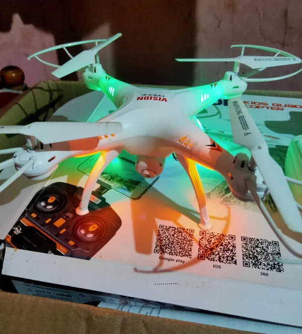 White_Hd_Camera_Drone_With_Flying_Distance_About_350-400_Meters