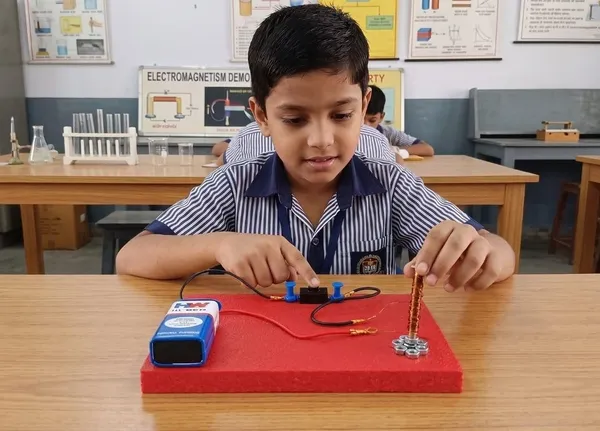 DIY_Electromagnet_Science_Project_Working_Model_for_School_Kids_and_Students_STEM_Kit_Faraday_Law_of_Electromagnetic_Induction_Physics_Experiment_Educational_Learning_Toy