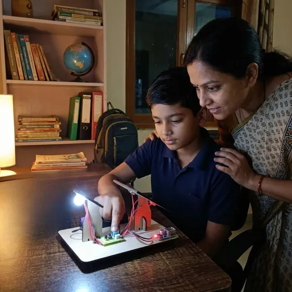 Science_Exhibition_Project_Working_Model_Solar_Mobile_Charger_and_Smart_Automatic_Night_Lamp_for_School_Students_and_Kids_STEM_Educational_Physics_Learning_Experiment_Kit_Class_12