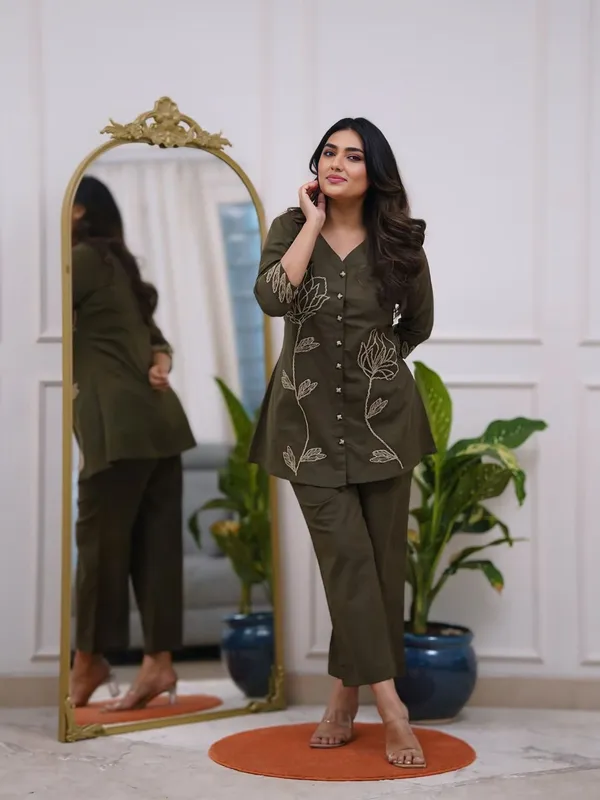 Mehendi_Green_Rayon_Floral_Embroidered_Kurti_Pant_Co_Ord_Set_For_Women