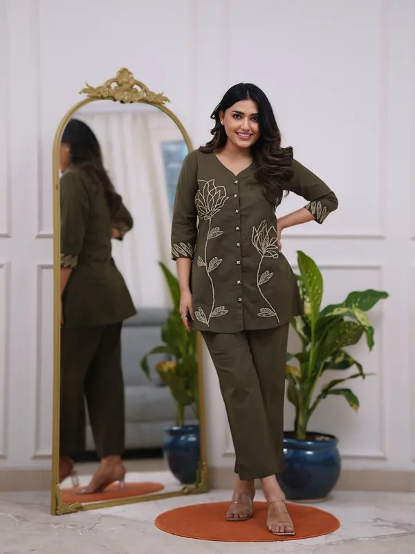 Mehendi_Green_Rayon_Floral_Embroidered_Kurti_Pant_Co_Ord_Set_For_Women