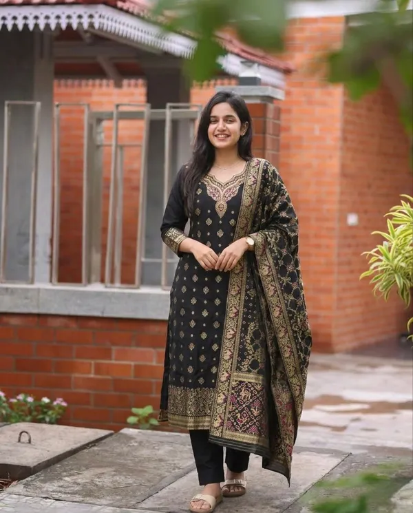 Blue_Kanjivaram_Glass_Tissue_Zari_Jacquard_Kurta_Pant_Dupatta_Set_For_Women