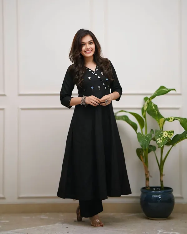 Black_Rayon_Premium_And_Elegant_Kurta_And_Pant_Set_For_Women