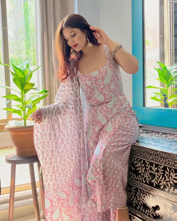 Pink_Rayon_Sleeveless_Kurta_Pant_Dupatta_Set_For_Women