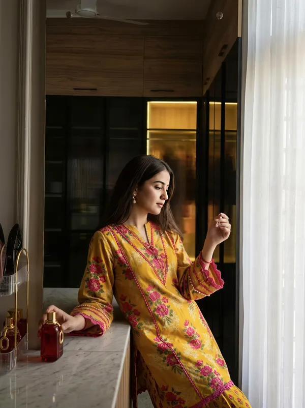Riddhilya_Mustard_Yellow_Floral_Print_Kurti_&_Palazzo_Set_with_Pink_Lace