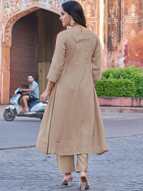 Riddhilya_Royal_Jharokha_Beige_Embroidered_Kurta_Set_with_Tassel_Dupatta