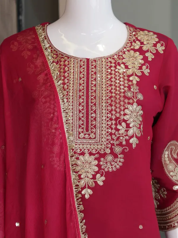 Women_Ethnic_Motifs_Embroidered_Regular_Thread_Work_Kurta_with_Trousers_&_With_Dupatta