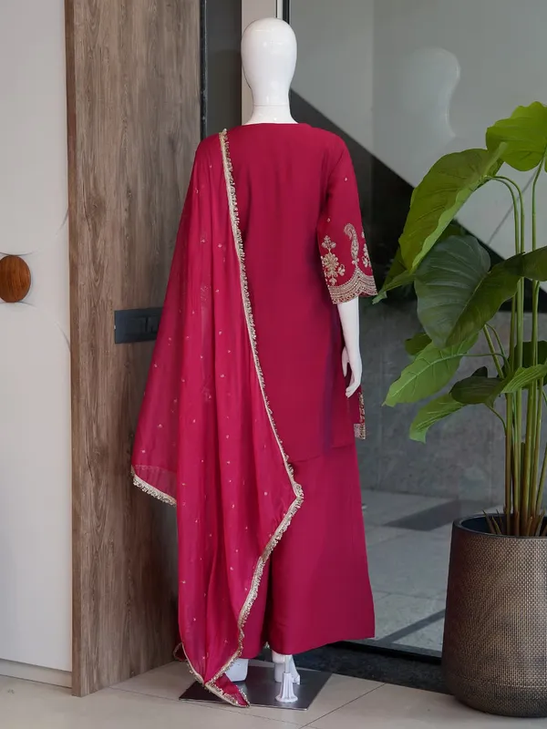 Women_Ethnic_Motifs_Embroidered_Regular_Thread_Work_Kurta_with_Trousers_&_With_Dupatta