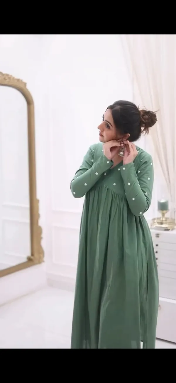 Floral_Embroidered_Pure_Cotton_Kurta_set
