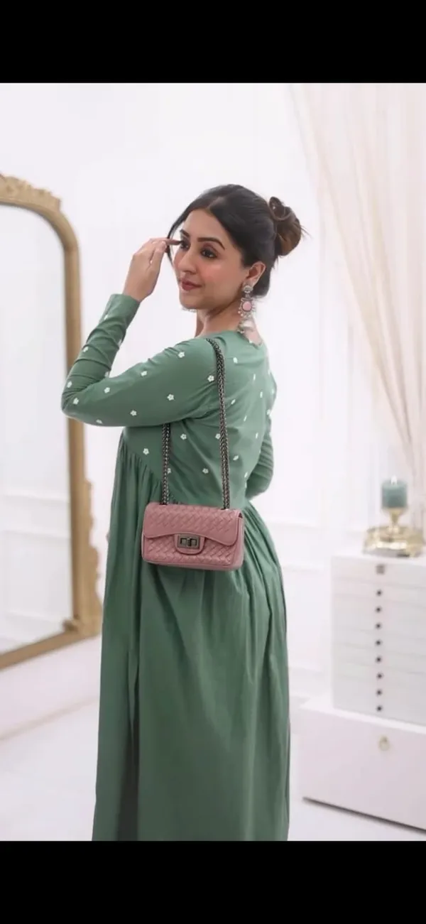 Floral_Embroidered_Pure_Cotton_Kurta_set