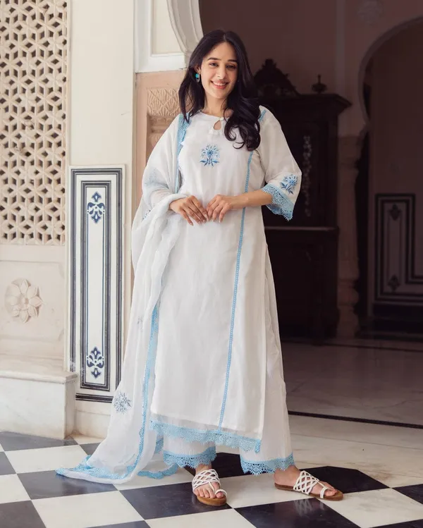 Vista_White_Embroidered_Doria_Suit_Set