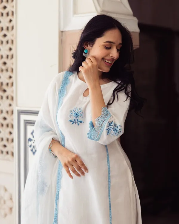 Vista_White_Embroidered_Doria_Suit_Set