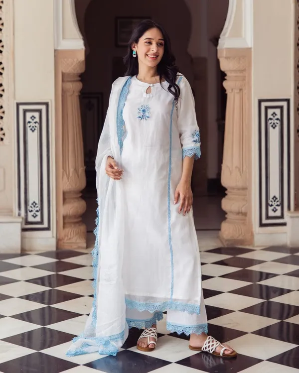 Vista_White_Embroidered_Doria_Suit_Set