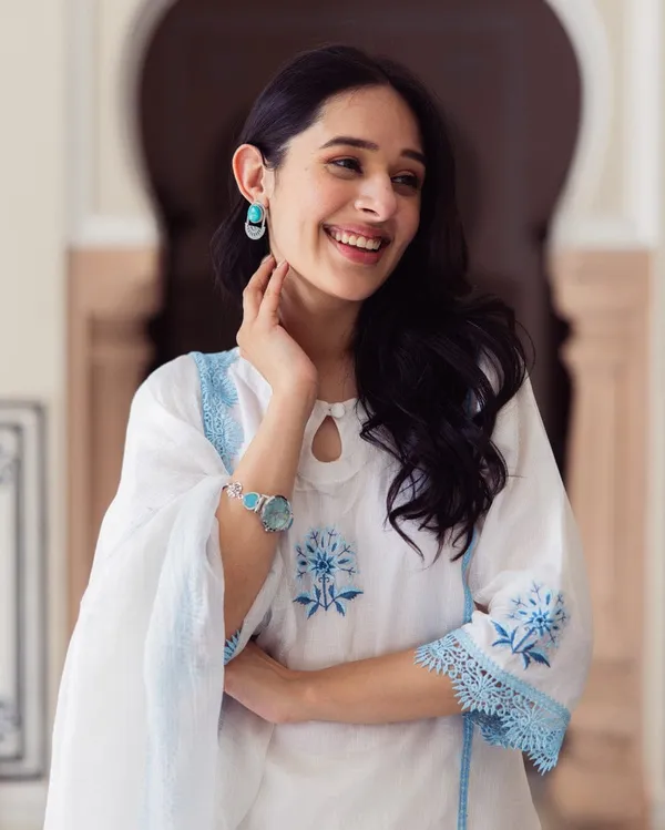 Vista_White_Embroidered_Doria_Suit_Set