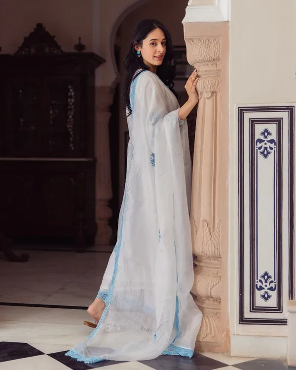 Vista_White_Embroidered_Doria_Suit_Set