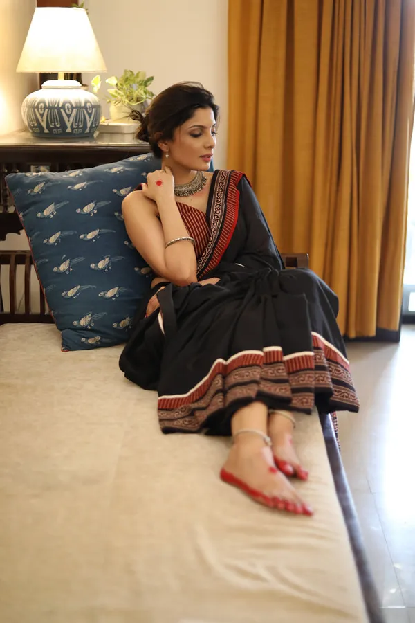 Beautiful_Black_Cotton_Saree_With_Exclusive_Ajrakh_Border