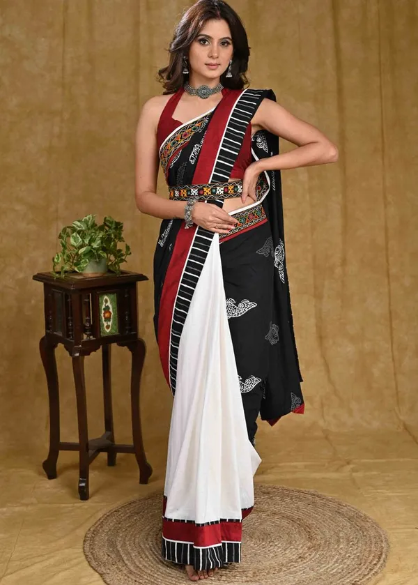 Beautiful_White_Cotton_Saree_with_Fish_Ajrakh_Pallu_and_Line_Ajrakh_Border