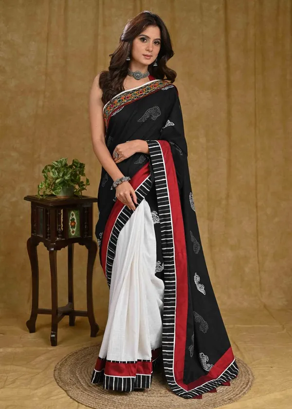 Beautiful_White_Cotton_Saree_with_Fish_Ajrakh_Pallu_and_Line_Ajrakh_Border
