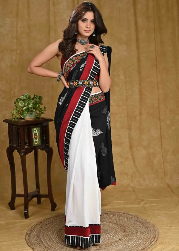 Beautiful_White_Cotton_Saree_with_Fish_Ajrakh_Pallu_and_Line_Ajrakh_Border