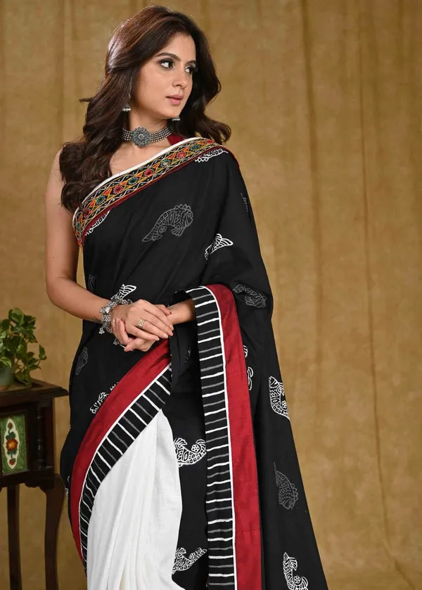 Beautiful_White_Cotton_Saree_with_Fish_Ajrakh_Pallu_and_Line_Ajrakh_Border