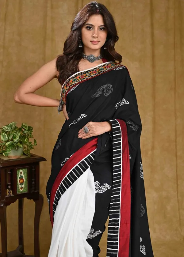 Beautiful_White_Cotton_Saree_with_Fish_Ajrakh_Pallu_and_Line_Ajrakh_Border